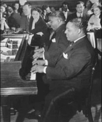 �A���o�[�g�E�A�����Y�ƃs�[�g�E�W�����\��