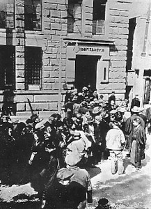 ��s�Ɏ�藧�Ăċl�߂�����l�X